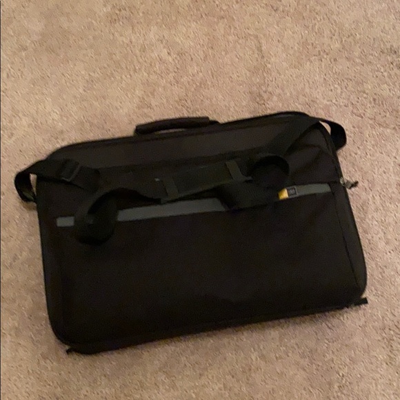 Laptop carrying case by case logic black in color - Picture 5 of 5